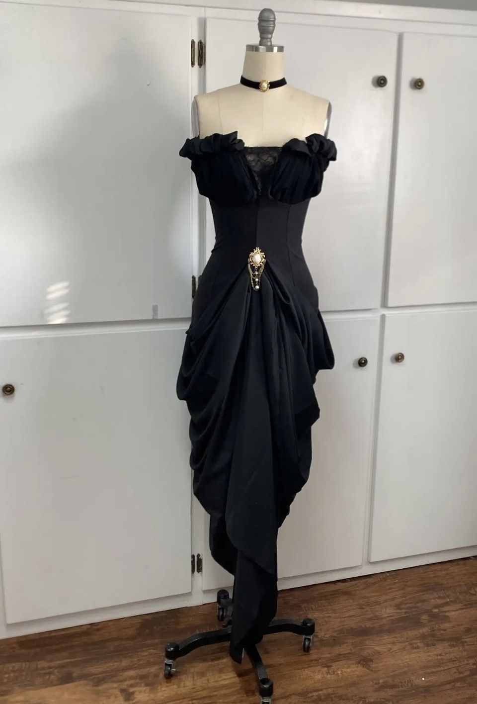 Robe noire asymétrique à épaules dénudées et froncée NV6247