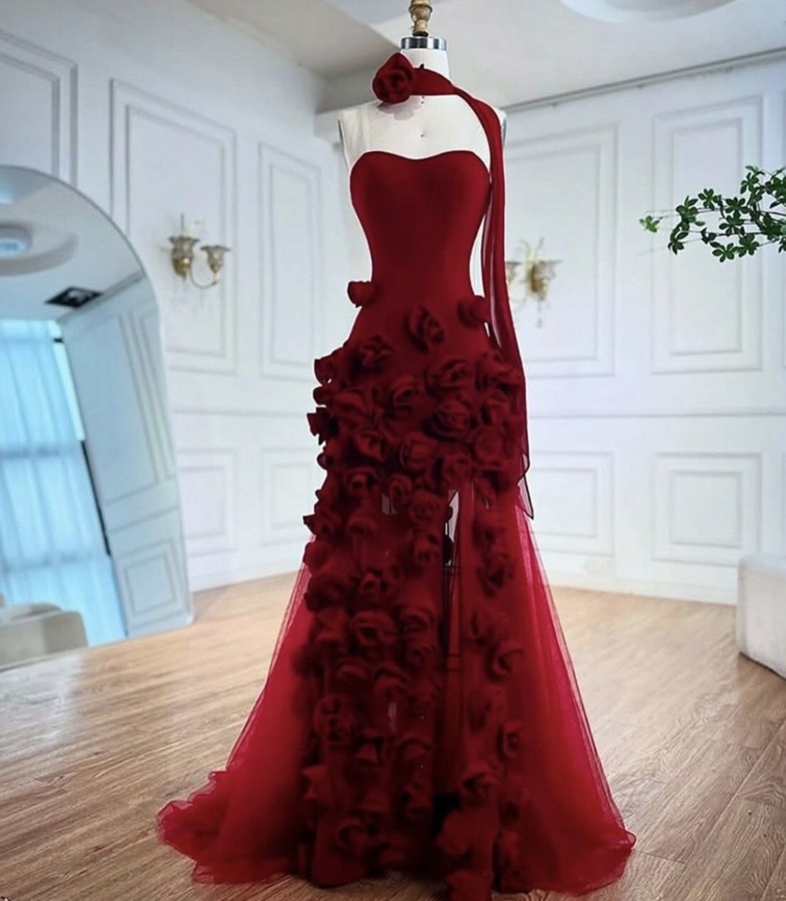 Robe de soirée longue et élégante rouge avec de délicats détails floraux NV6675