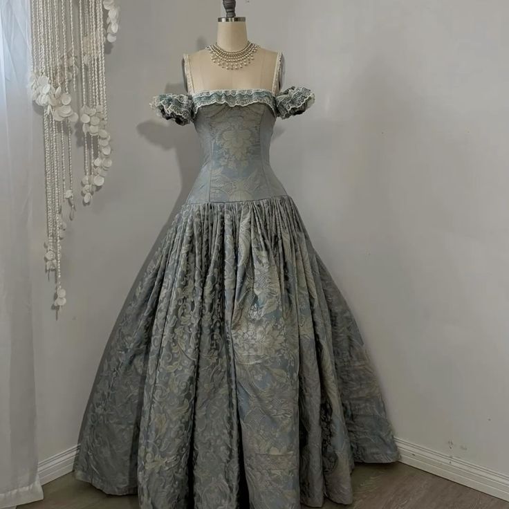 Robe de bal ajustée en brocart bleu brume à épaules dénudées NV6242