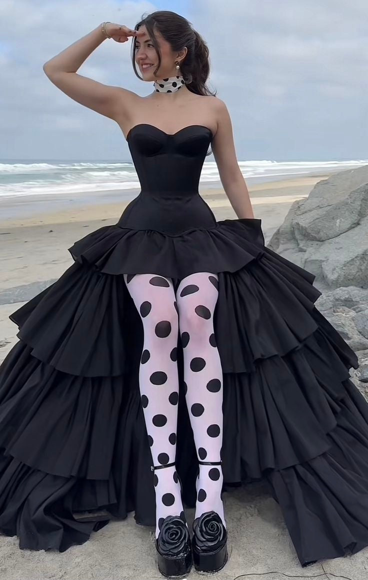 Robe de bal de luxe style palais, bretelles spaghetti et perles | Robe longue en satin noir avec traîne, idéale pour un gala, une remise de prix ou un événement mondain haut de gamme (NV6271)