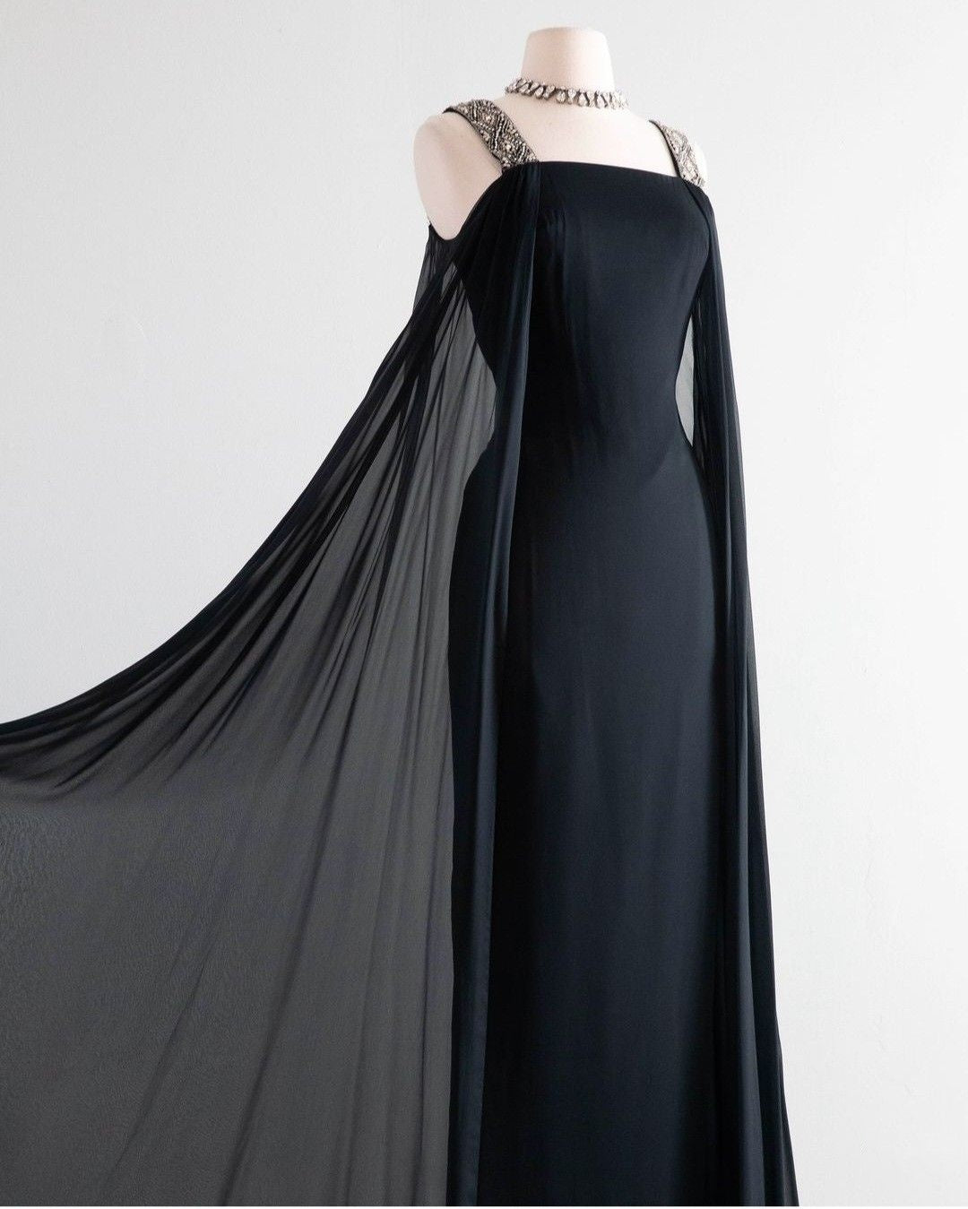 Robe élégante vintage ornée de tulle et de satin noir, manches cape et col carré NV6255