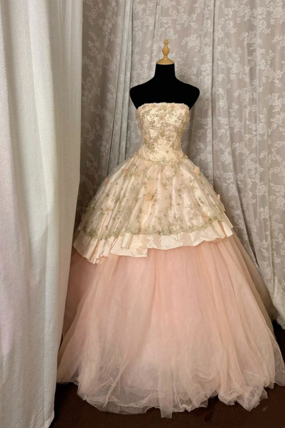 Robe de bal rose poudré à dégradé de broderies et à volants : col bandeau, bordure jacquard, robe longue de soirée fluide NV6438