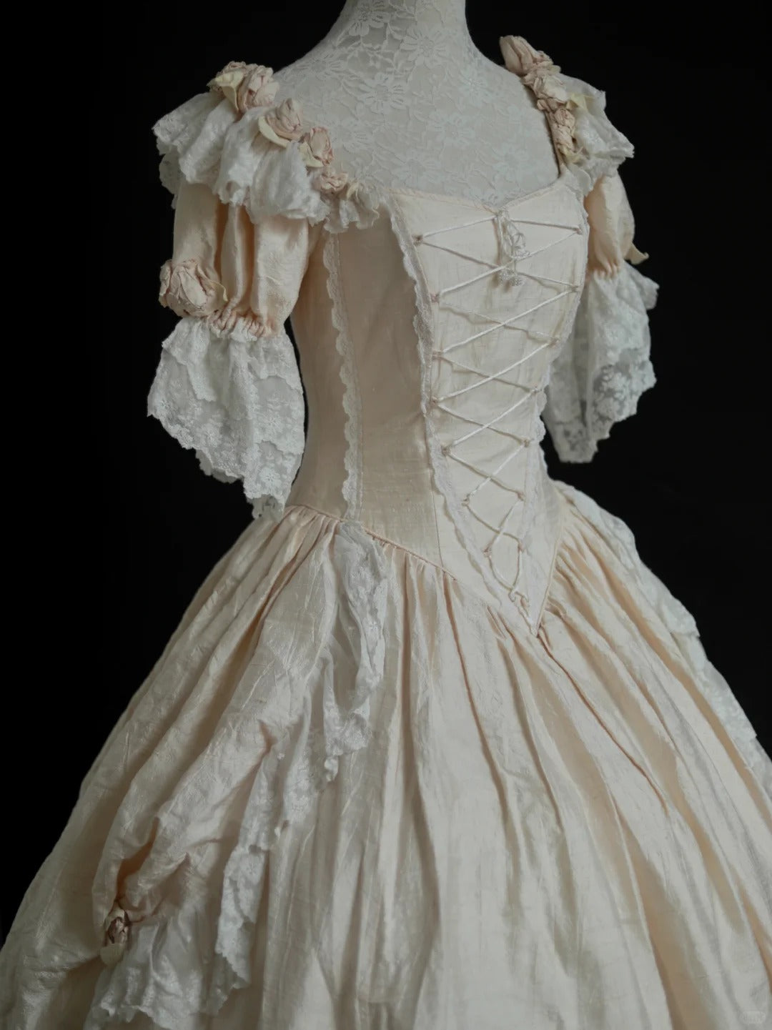 Robe de bal vintage victorienne en soie crème à motif de roses - Collection Antique & Thème NV6373