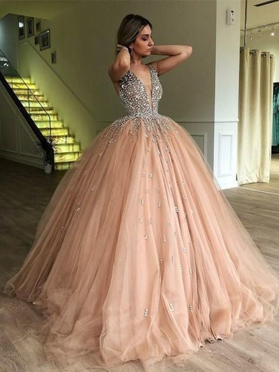 Robe de bal à décolleté en V profond et traîne à balayage en tulle champagne clair avec perles nv24