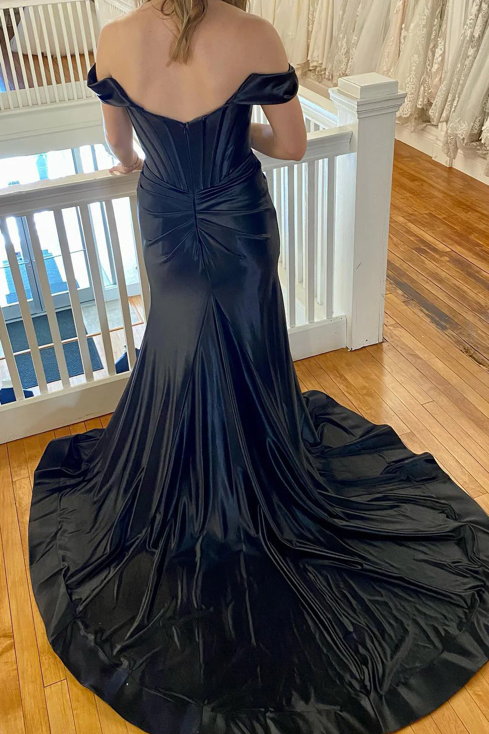 Robe de bal longue noire à épaules dénudées et fente nv684