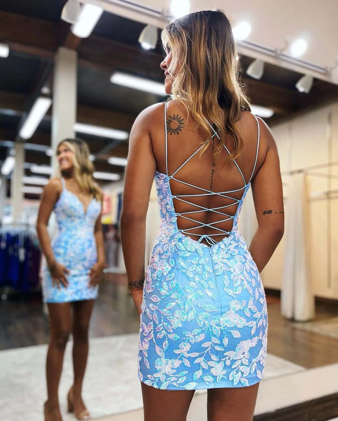 Robe de soirée moulante mignonne à col en V et paillettes en dentelle bleu clair nv718