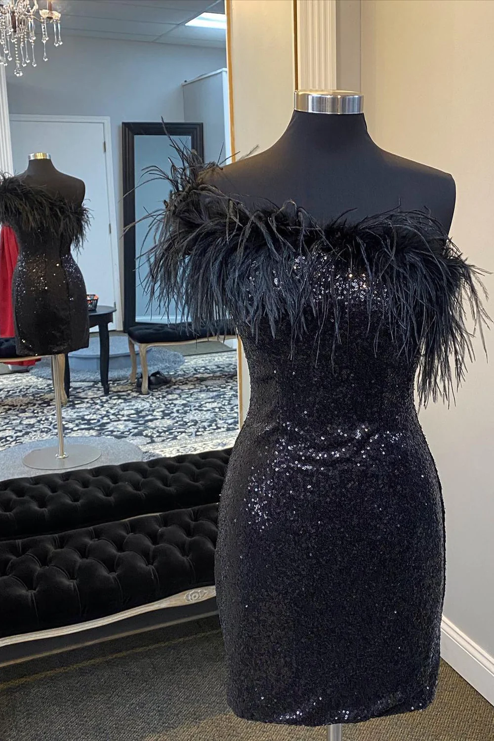 Robe de soirée courte noire à une épaule avec paillettes et plumes nv635
