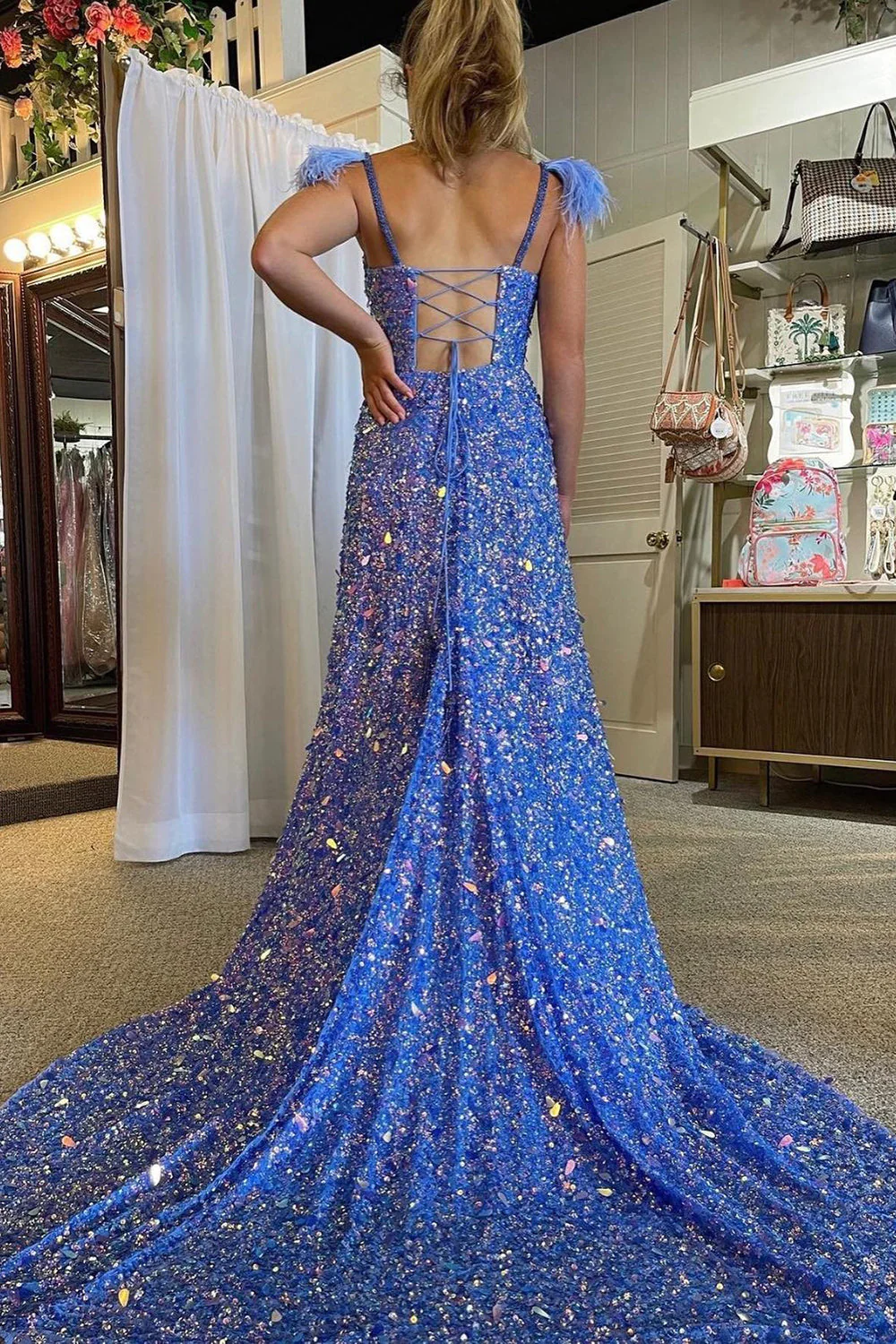 Robe de bal longue à bretelles spaghetti et paillettes bleues avec plumes nv676