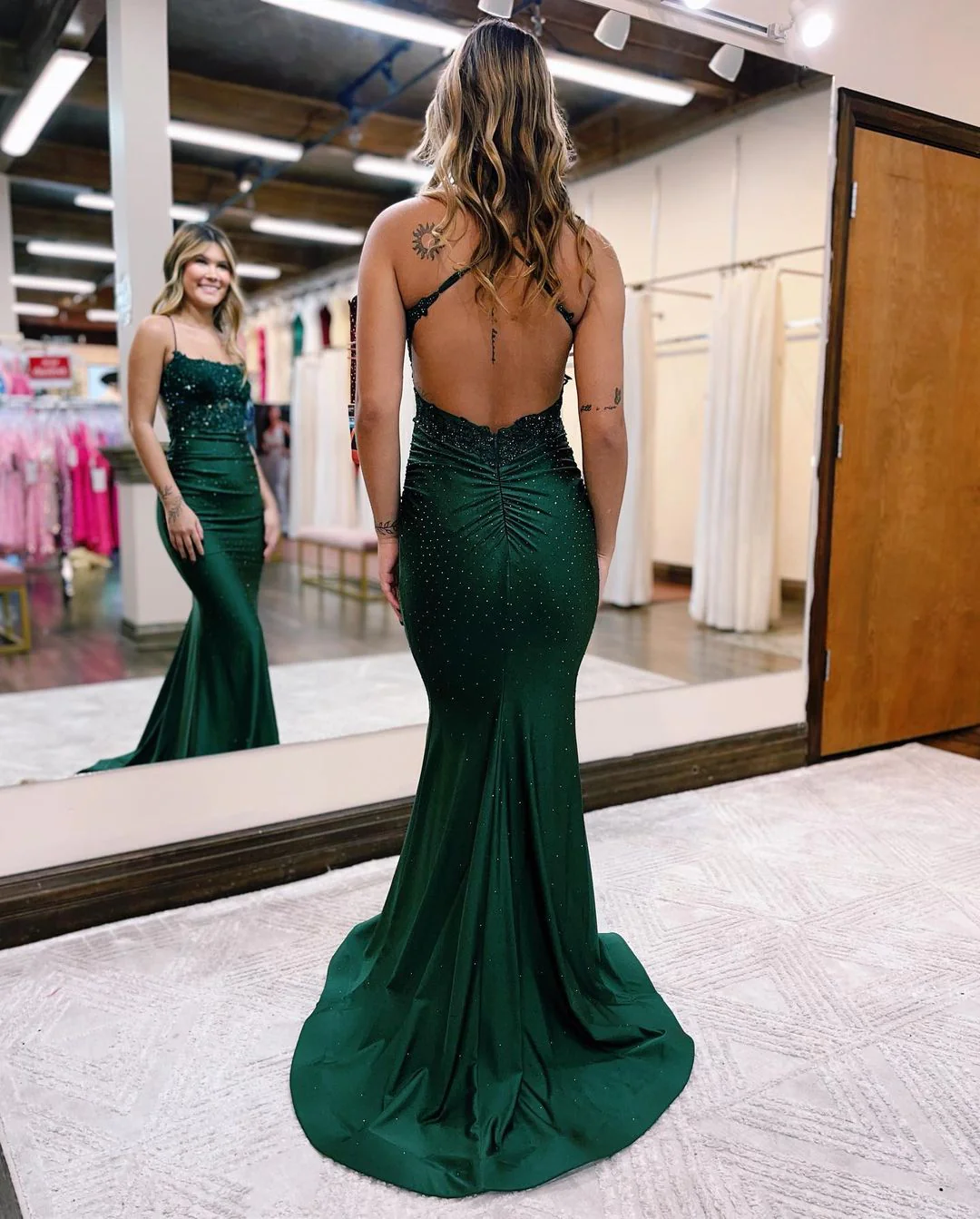 Charmante robe de bal longue en satin vert foncé à col rond et sirène avec perles nv733