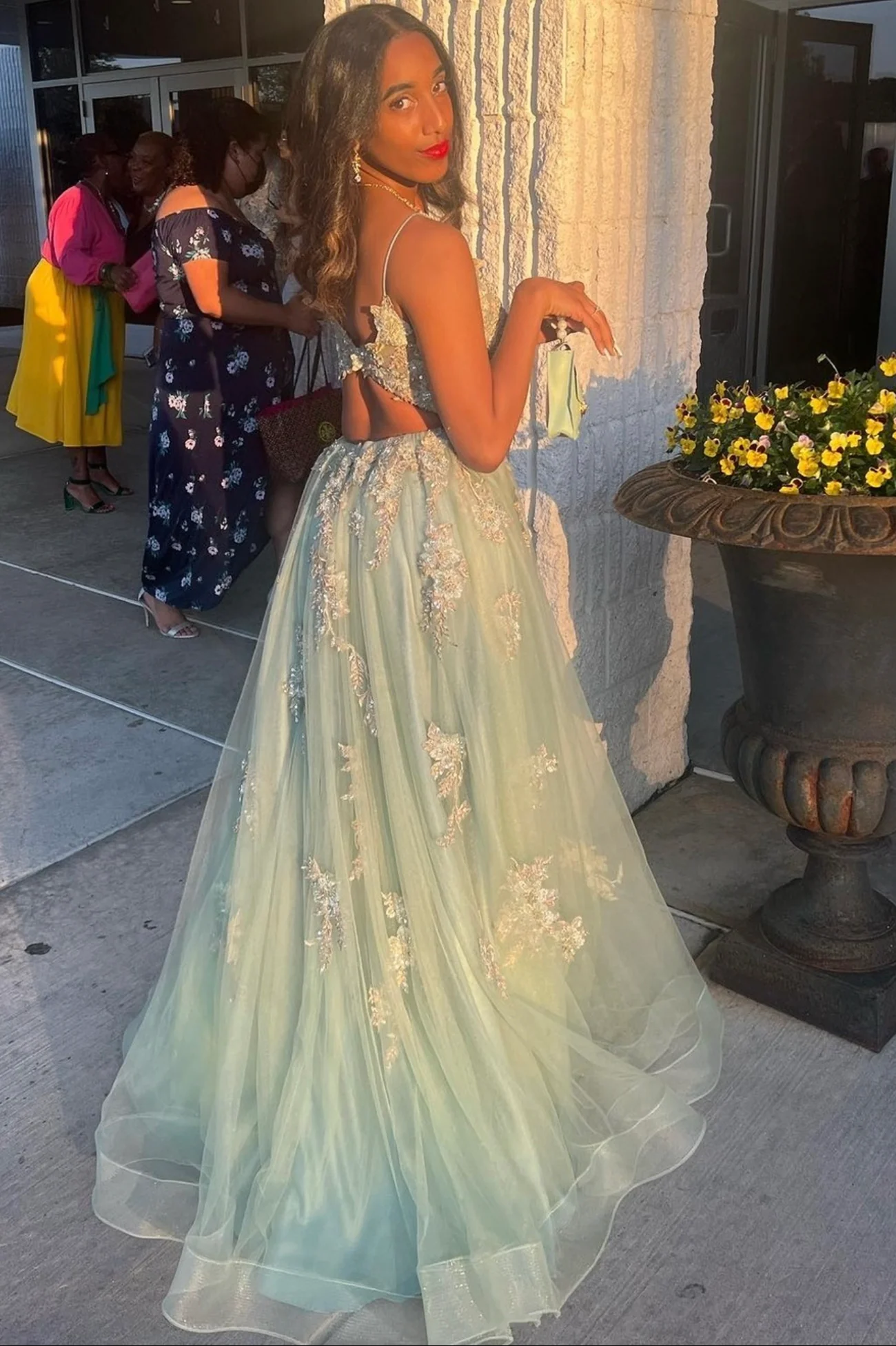 Robe de bal longue en dentelle verte à col en V, robe de soirée trapèze avec fente nv713