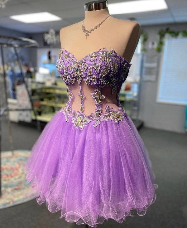 Robe de soirée courte élégante sans bretelles en lilas avec perles nv800