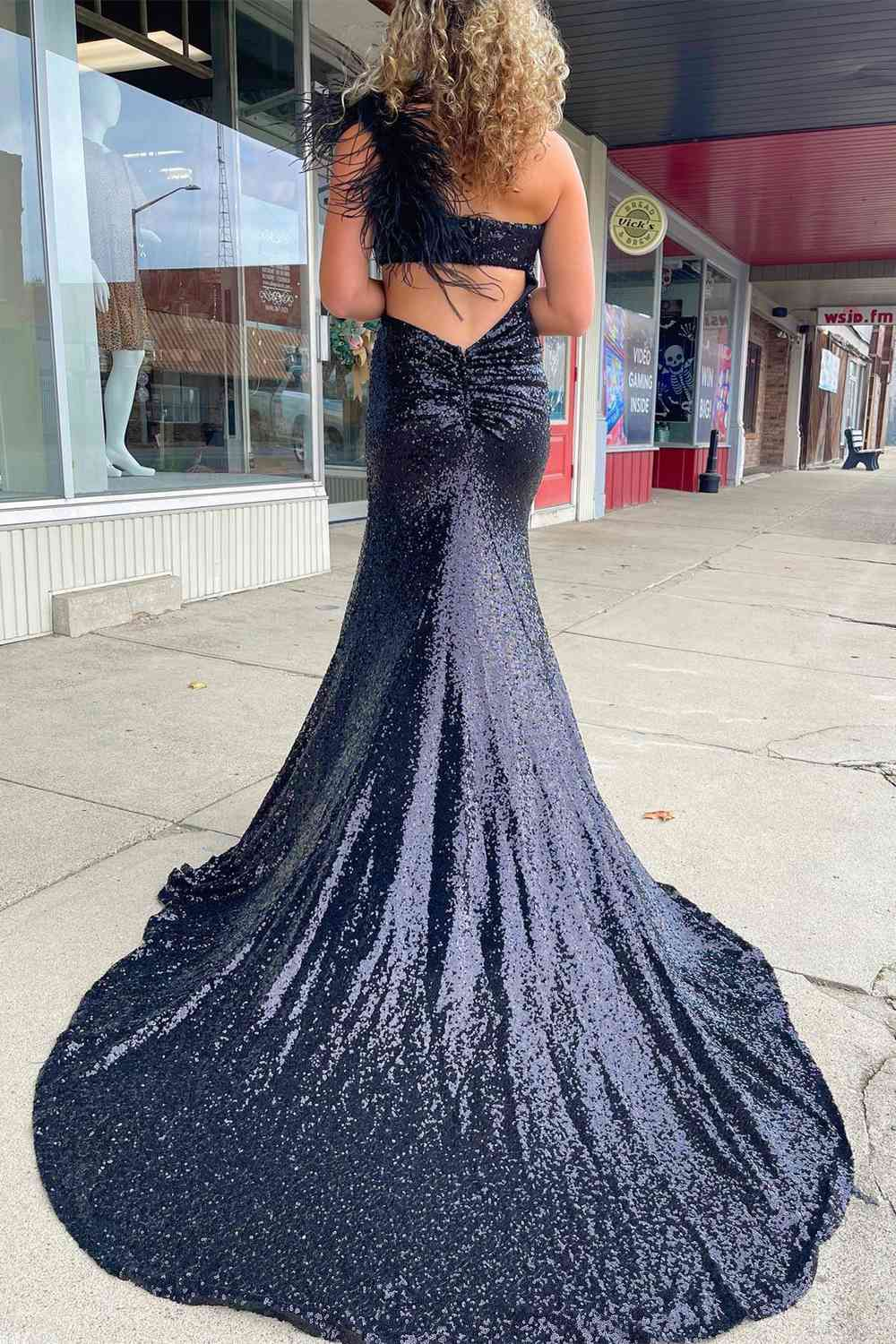 Robe de bal longue à découpes et plumes bleues à une épaule nv837