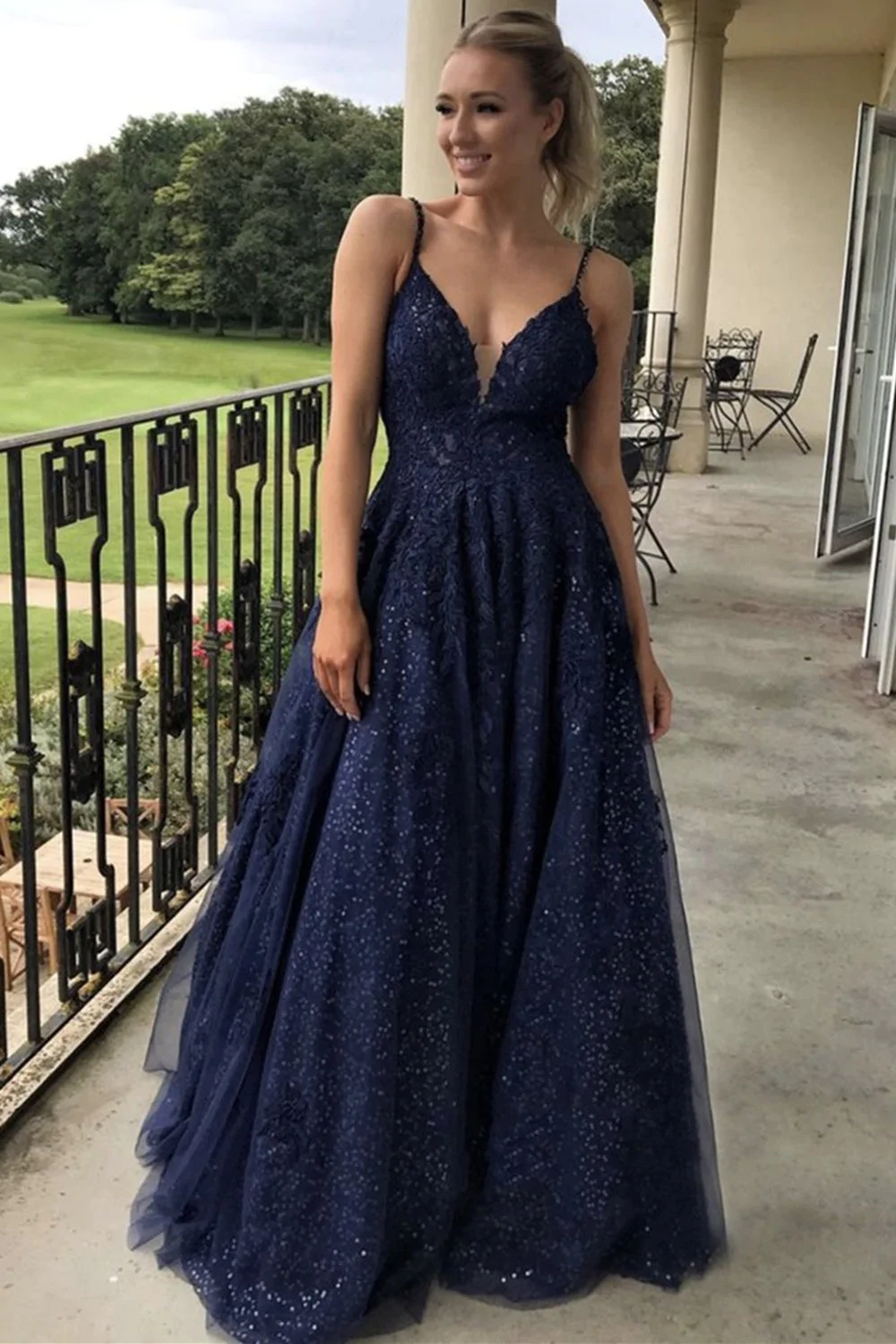 Robe de bal longue en dentelle bleu marine à col en V et paillettes, robe de soirée formelle en dentelle bleu marine nv188