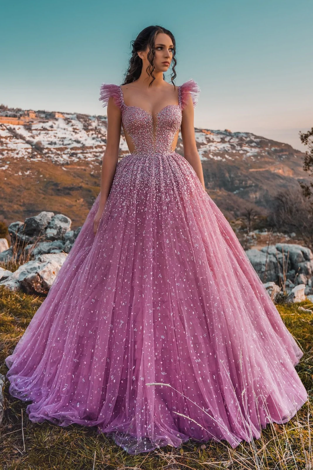 Robe de bal trapèze à bretelles et décolleté en cœur en dentelle pailletée et longueur au sol nv173