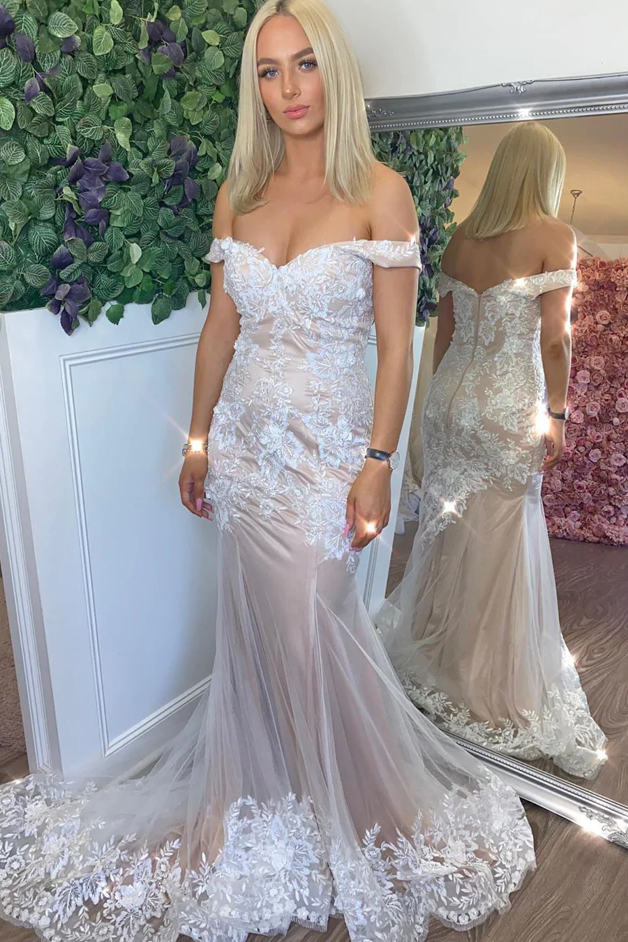 Robe de bal longue en dentelle blanche à épaules dénudées et à appliques de style sirène nv348