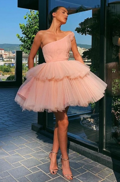 Robe de bal courte rose pâle à volants en tulle à une épaule et à ligne A nv284