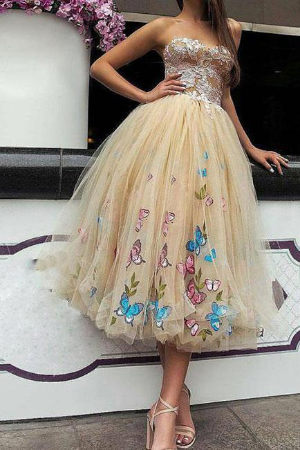 Robe de bal élégante sans bretelles en tulle avec appliques en cœur et longueur thé nv528