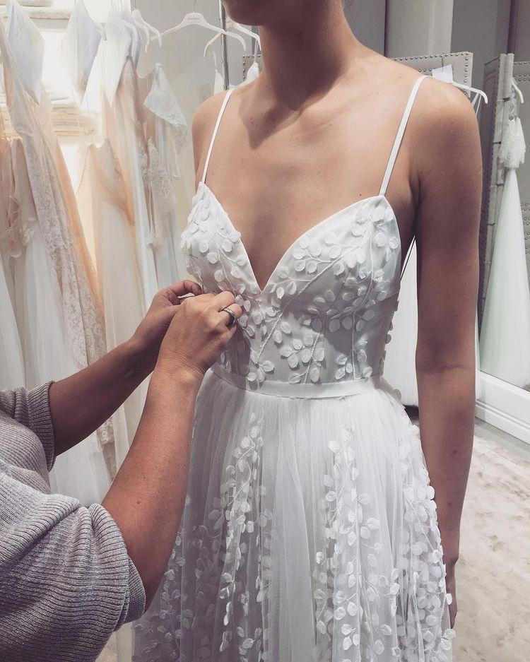 Robe de mariée longue style bohème à bretelles spaghetti en tulle A-line nv986