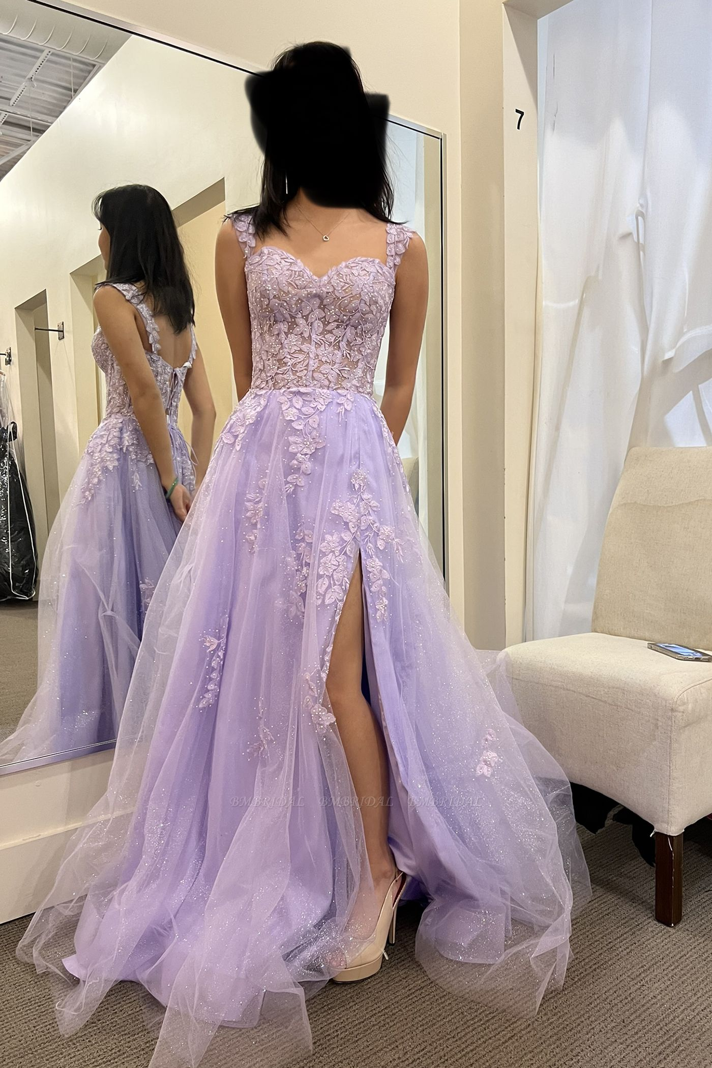 Robe de bal élégante en tulle avec appliques en dentelle et fente latérale nv272
