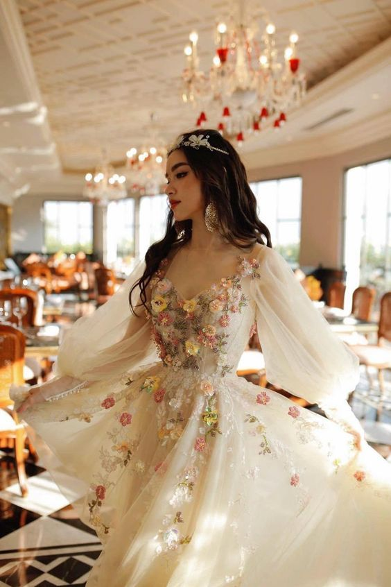 Robe de bal couleur champagne clair avec fleurs et manches bouffantes nv530