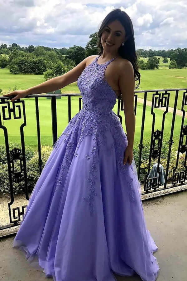 Robe de soirée en tulle lavande avec appliques en dentelle et col licou nv815