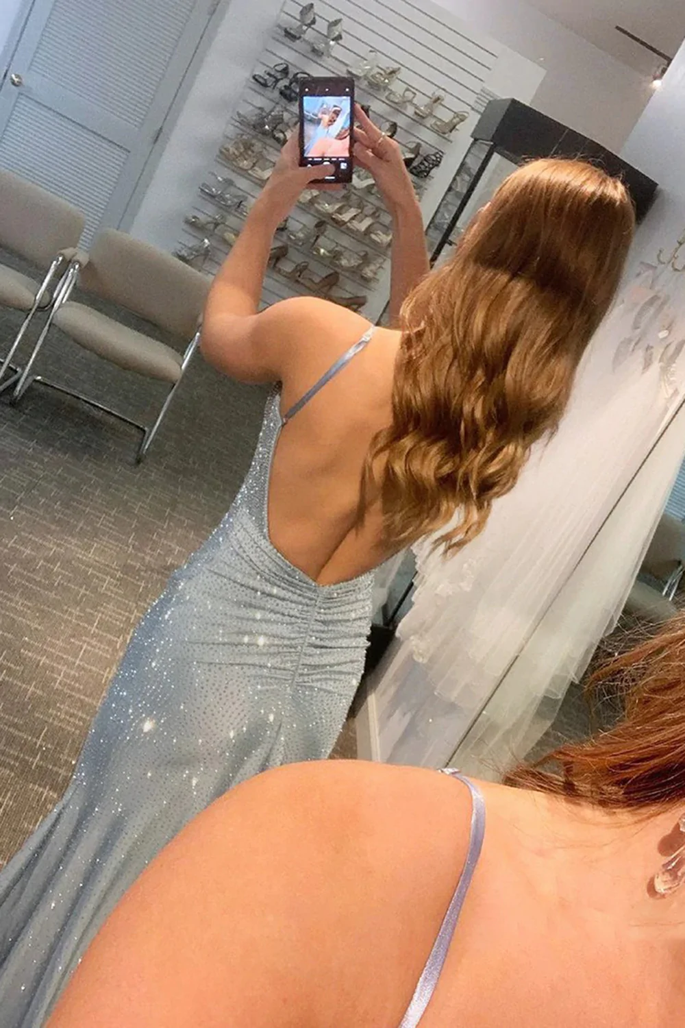 Robe de soirée longue bleue brillante et élégante avec fentes et perles nv502