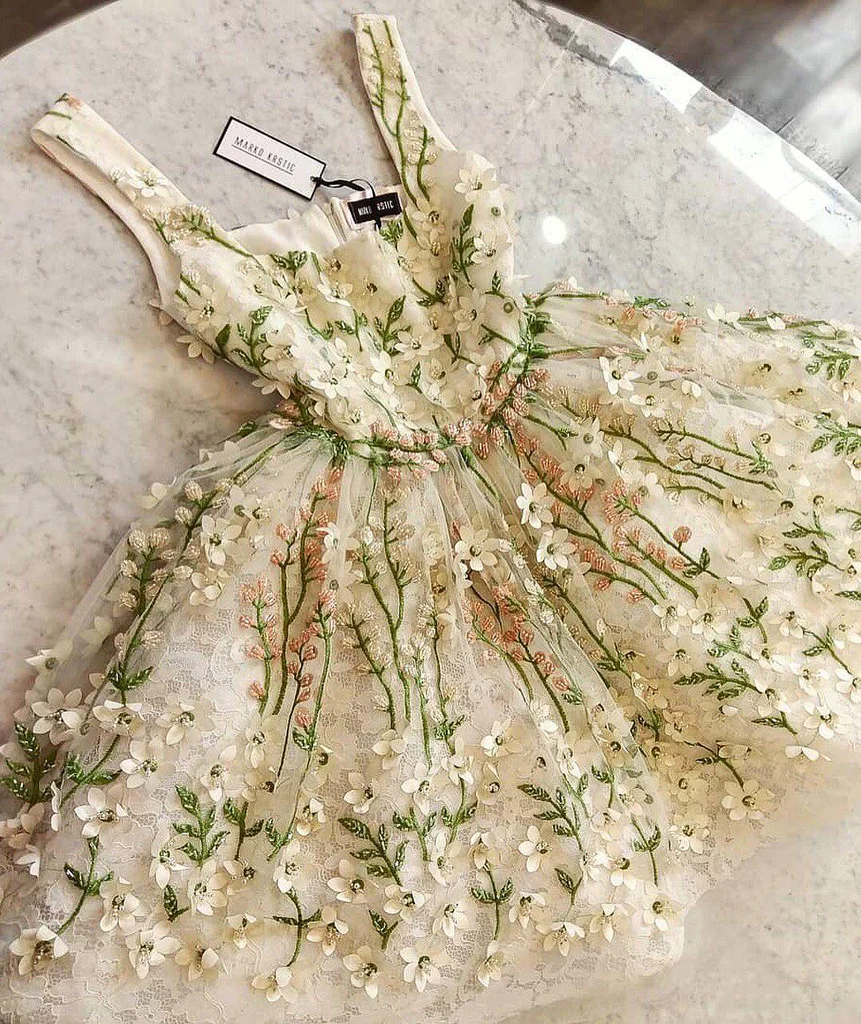Superbes robes de bal à bretelles et longueur genou avec fleurs nv527