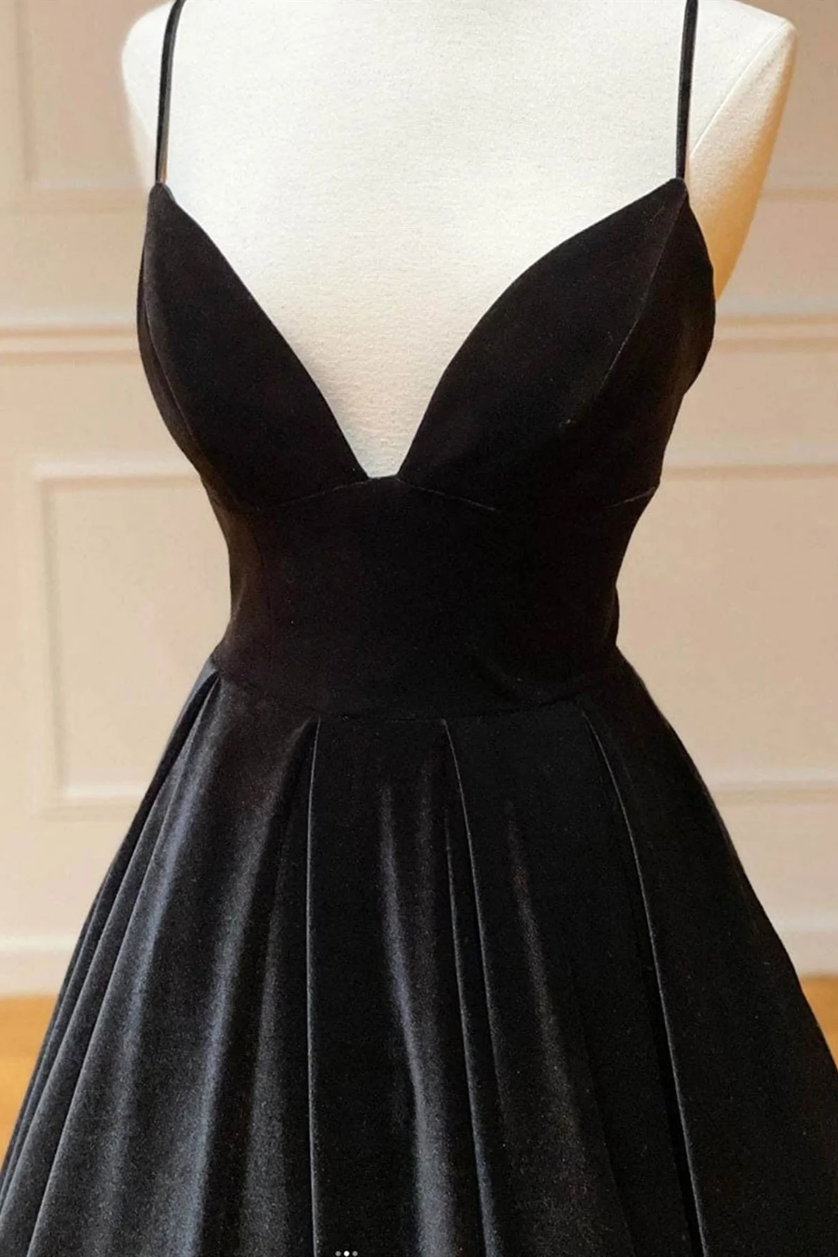 Robe de soirée longue en velours noir à dos nu et col en V, robe de soirée noire à col en V, robe de soirée en velours noir nv424