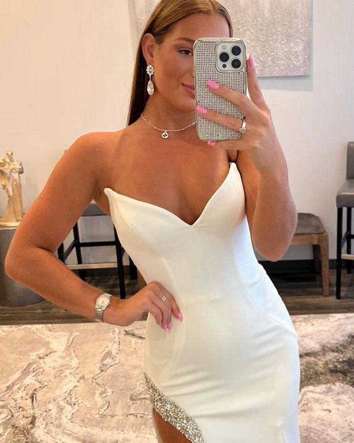 Robe de bal sirène en satin blanc avec fente latérale ornée de perles nv988