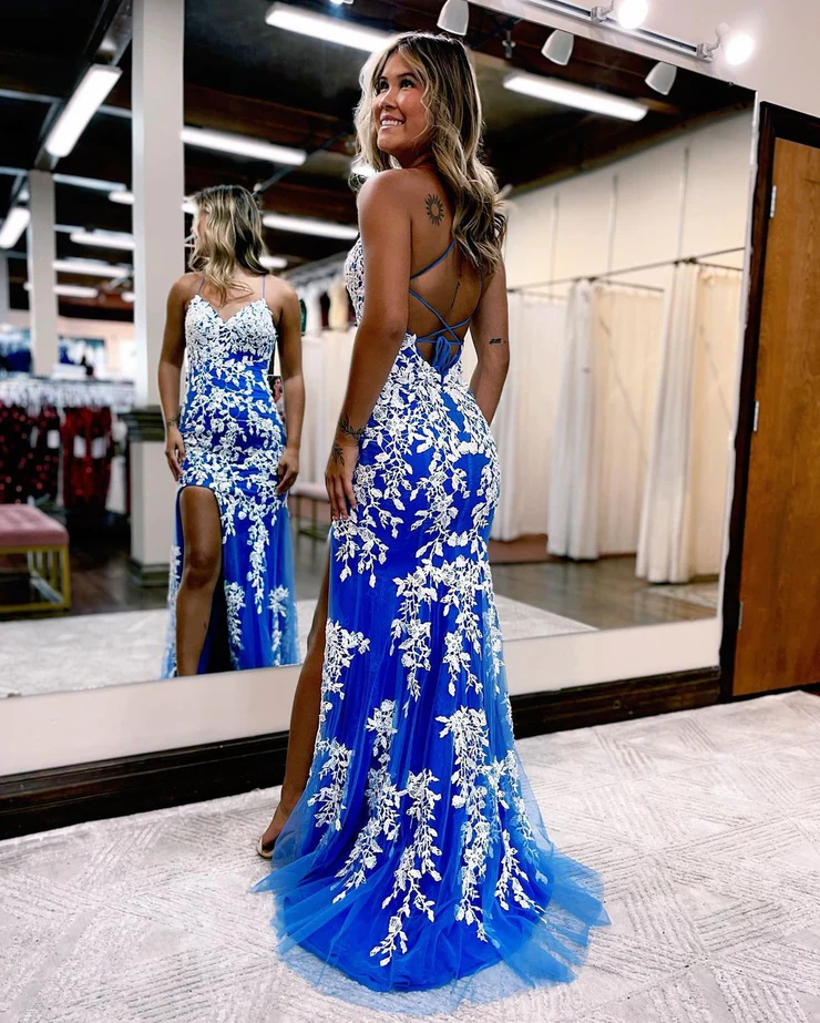 Robe de bal longue en tulle bleu à col en V et dentelle blanche avec fente nv339