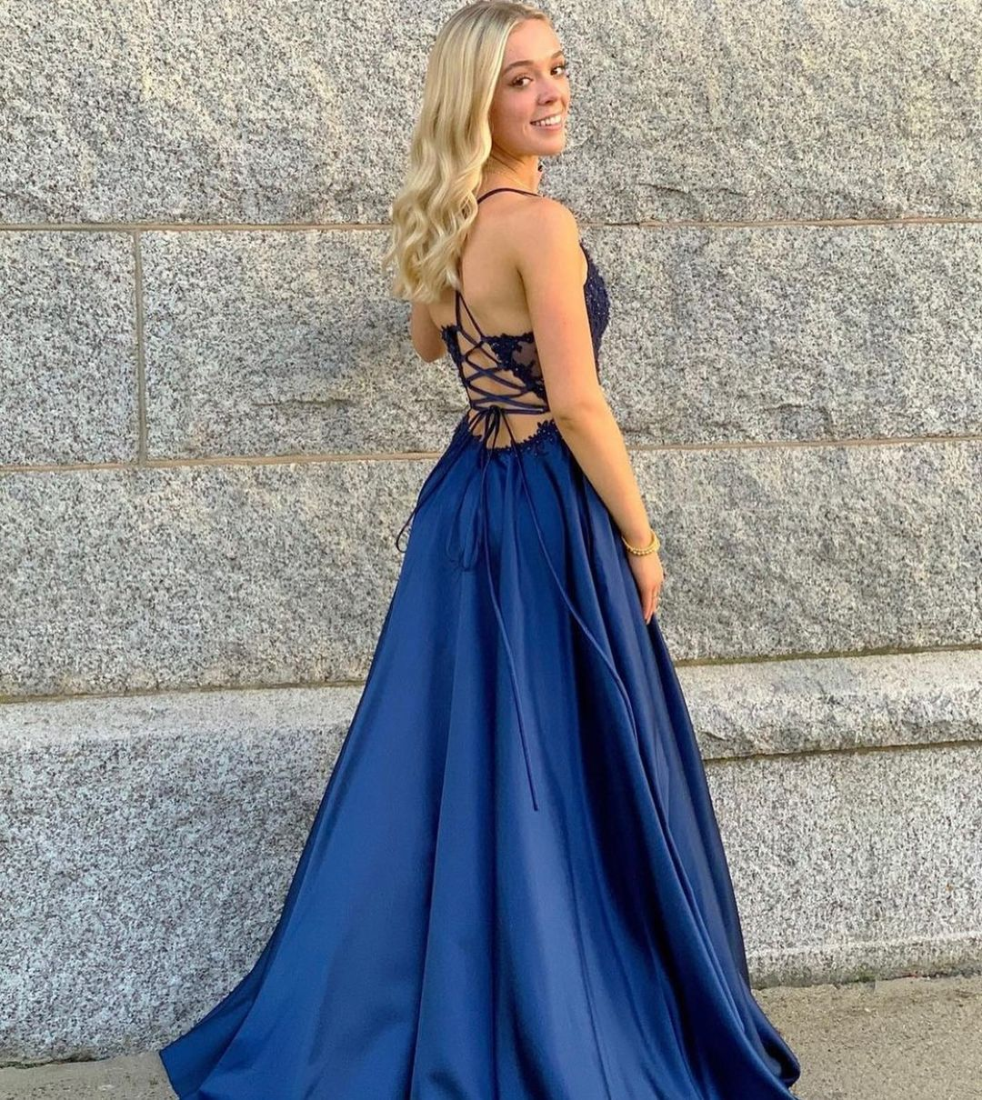 Robe de bal en satin bleu royal avec dentelle et col en V et bretelles spaghetti nv258