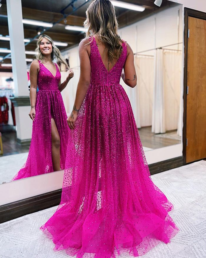 Robe de bal en tulle plissé fuchsia à col en V et perles avec fente latérale nv565