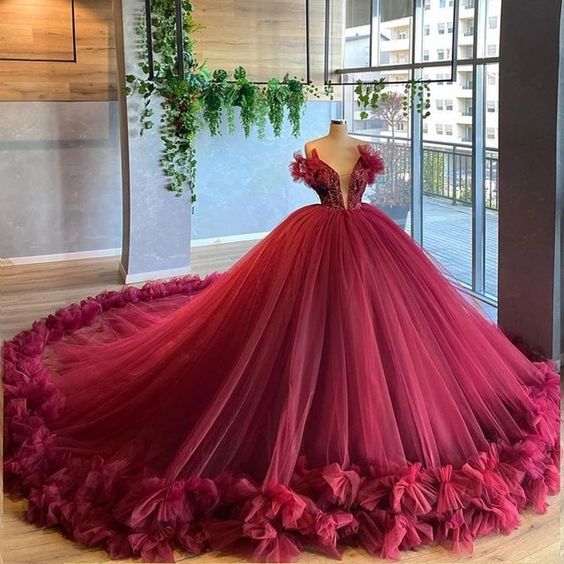 Robe de Quinceanera à volants bordeaux en tulle avec décolleté en cœur et robe de bal Sweet 16 nv105