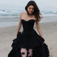 Robe de bal de luxe style palais, bretelles spaghetti et perles | Robe longue en satin noir avec traîne, idéale pour un gala, une remise de prix ou un événement mondain haut de gamme (NV6271)