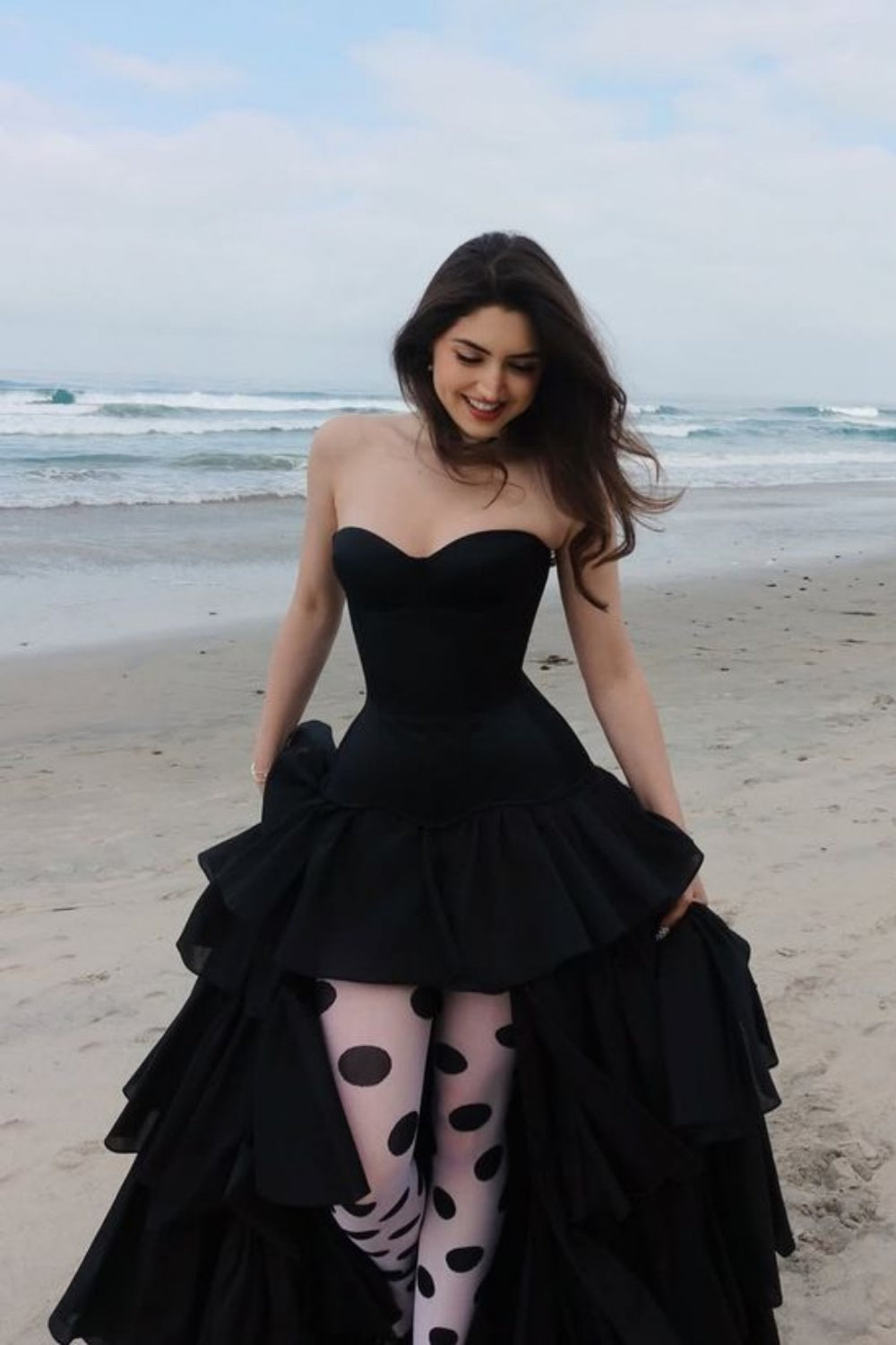 Robe de bal de luxe style palais, bretelles spaghetti et perles | Robe longue en satin noir avec traîne, idéale pour un gala, une remise de prix ou un événement mondain haut de gamme (NV6271)