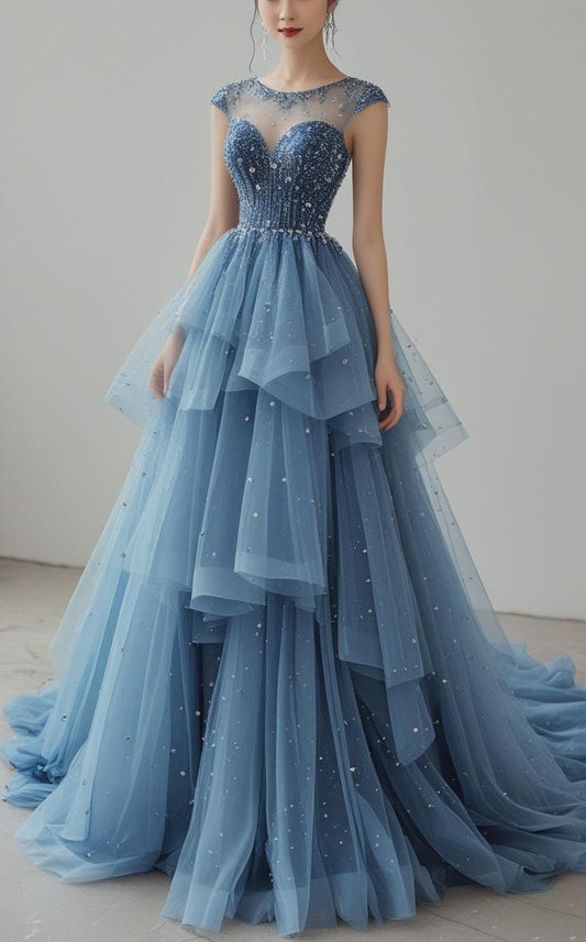 Robe de bal longue à col rond style féerique Starlight | Robe de bal en tulle multicouche bleu poudré ornée de perles, avec traîne, idéale pour un gala, un tapis rouge ou un événement social haut de gamme NV6285