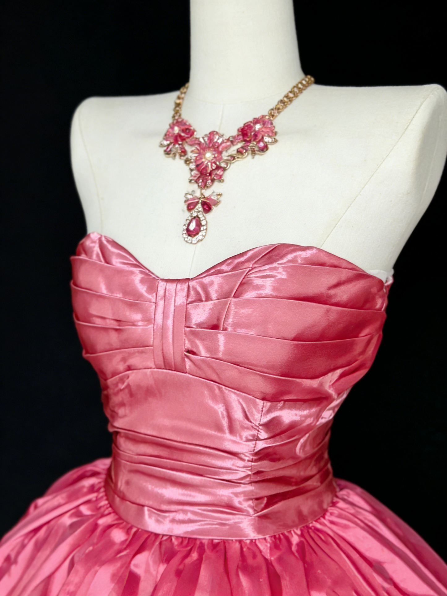 Faites sensation ! Robe bustier rose fuchsia en satin : ourlet évasé rayé, projecteur intégré NV6837