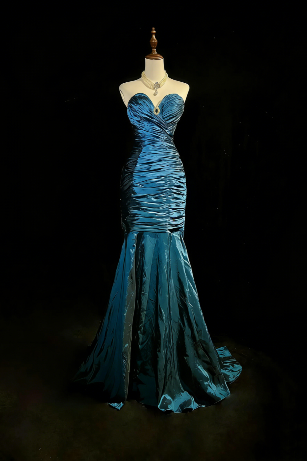 Robe sirène bleue bustier froncée avec reflets satinés et broche bijou NV6871