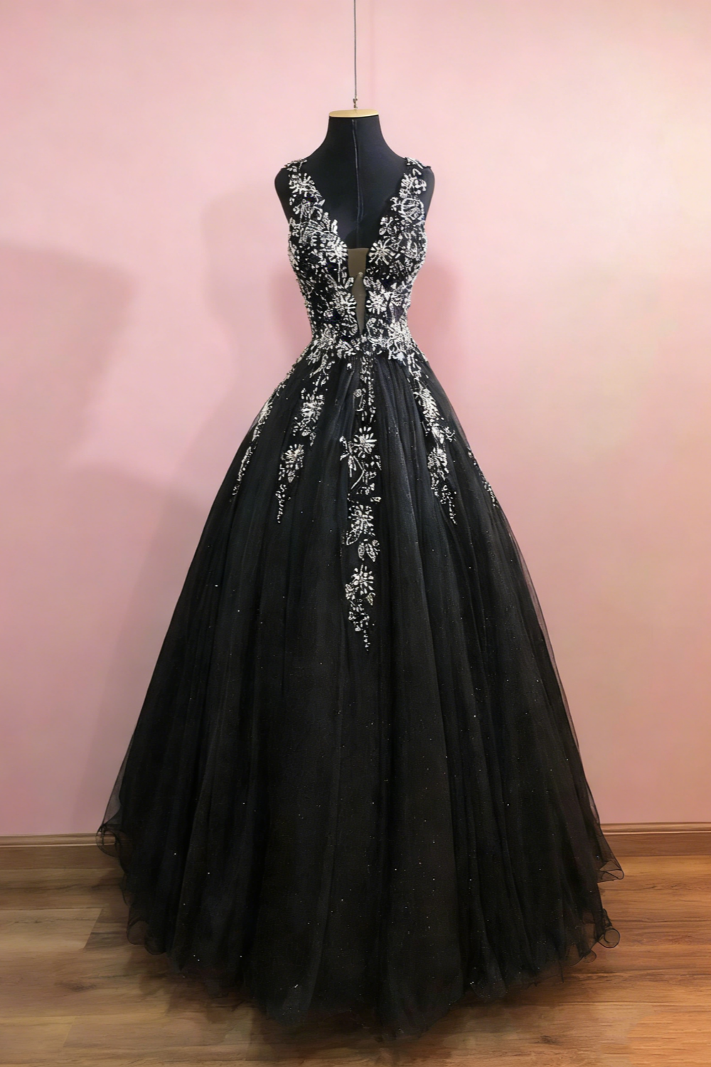 Robe longue de soirée/bal/tapis rouge en tulle noir à décolleté plongeant orné de perles et de fines bretelles - NV6802