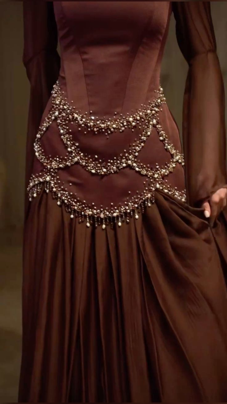 Robe de soirée rétro luxueuse en satin marron foncé, ornée de perles, col carré et manches longues - Robe élégante pour dîner et tapis rouge NV6381