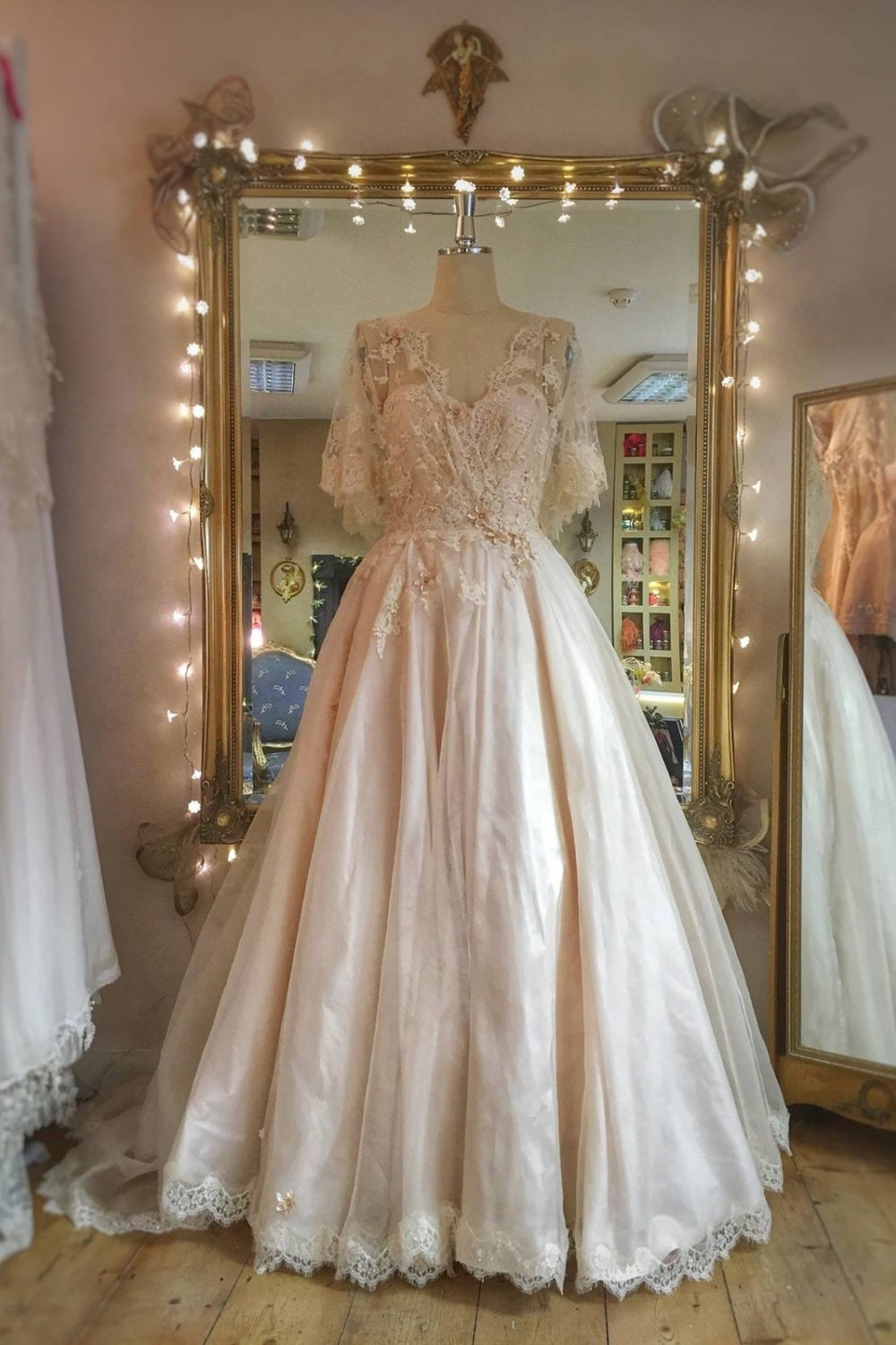 NiceVestidos--Vintage Romantic Lace & Tulle Gown with Short Sleeves Floor-Length Elegant Dress  NV5896