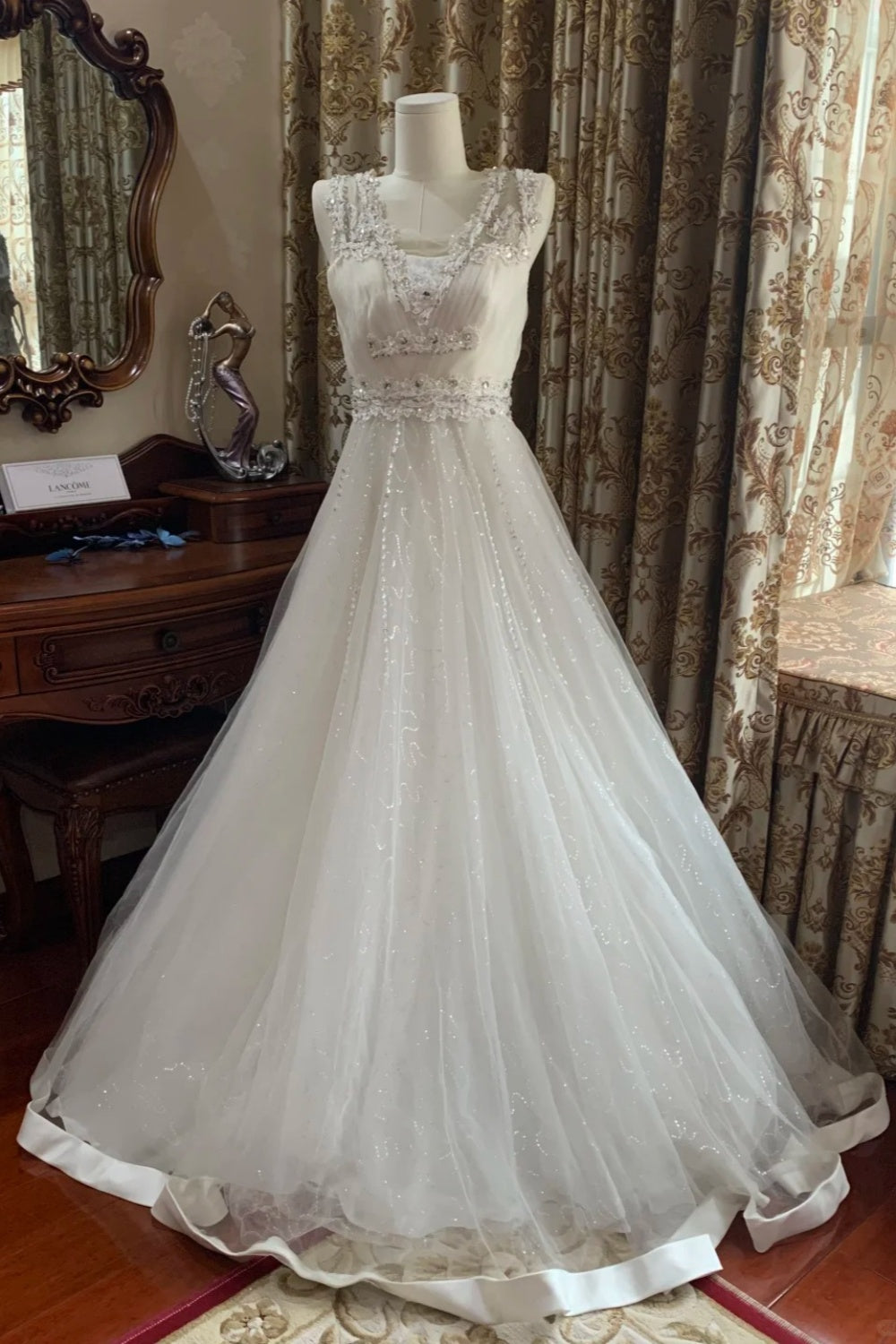 Robe de mariée de style bal étoilé, blanche, ornée de perles, col en V, sans manches, traîne, NV6365