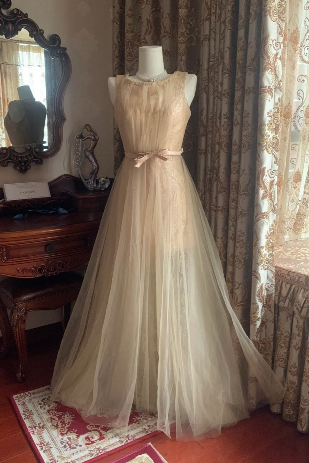 Robe de soirée rétro élégante en tulle champagne doré, sans manches, avec ceinture à nouer et traîne - Idéale pour un thé de l'après-midi ou des fiançailles NV6366