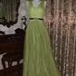 Robe de soirée vert avocat, dos nu, sans manches, traîne, décolleté plongeant en V, style luxueux moderne - Robe spectaculaire pour dîner et cocktail NV6367