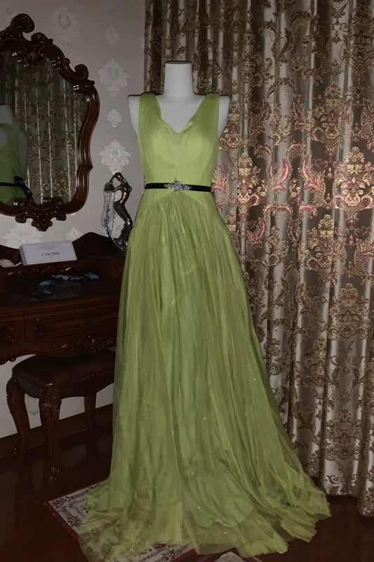 Robe de soirée vert avocat, dos nu, sans manches, traîne, décolleté plongeant en V, style luxueux moderne - Robe spectaculaire pour dîner et cocktail NV6367
