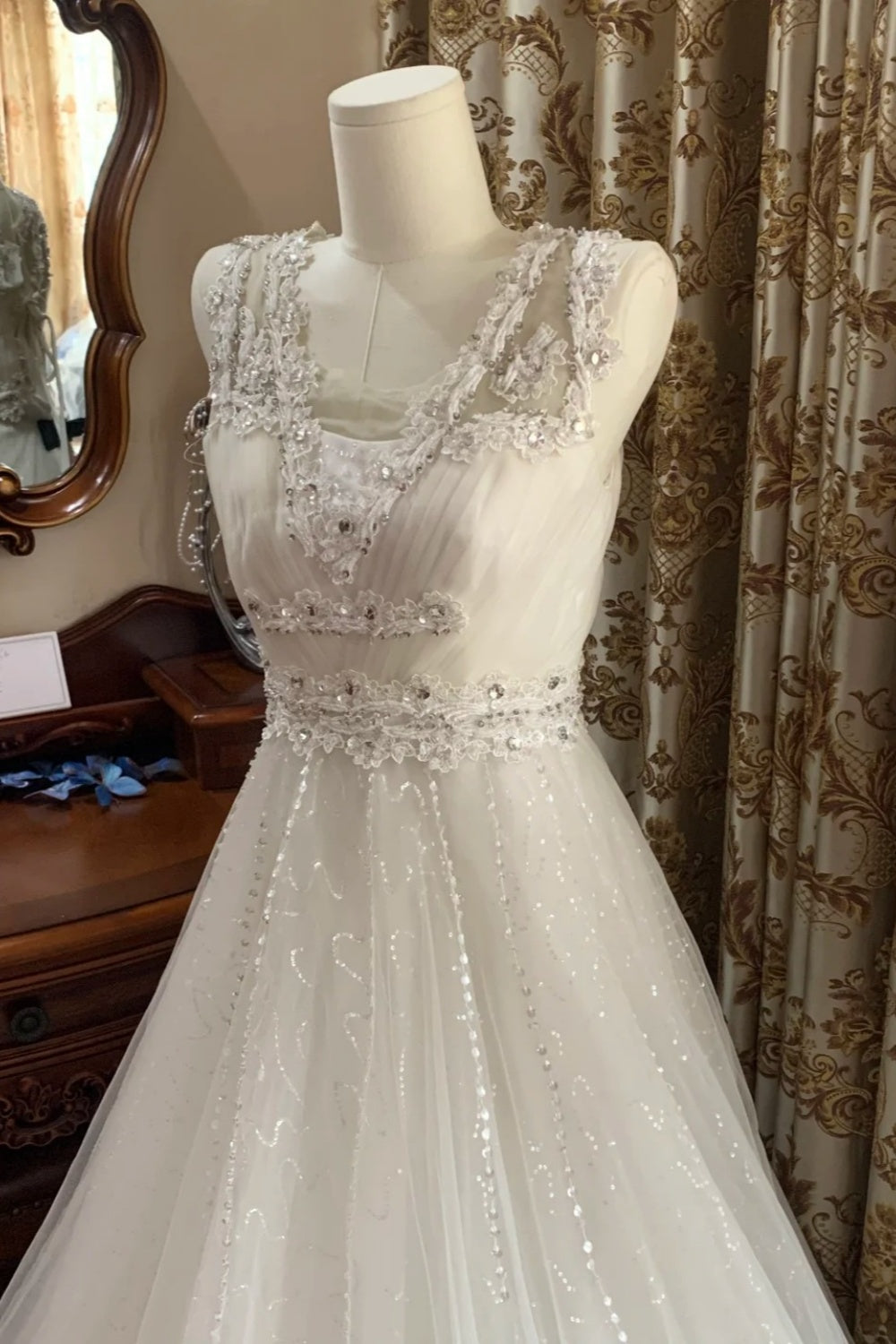 Robe de mariée de style bal étoilé, blanche, ornée de perles, col en V, sans manches, traîne, NV6365