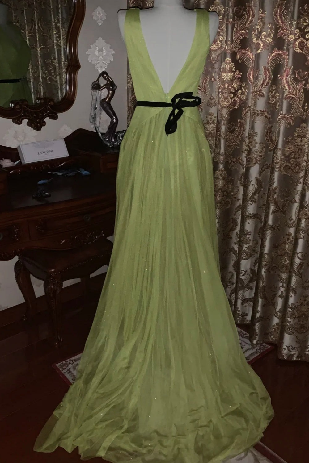 Robe de soirée vert avocat, dos nu, sans manches, traîne, décolleté plongeant en V, style luxueux moderne - Robe spectaculaire pour dîner et cocktail NV6367