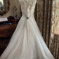 Robe de mariée de style bal étoilé, blanche, ornée de perles, col en V, sans manches, traîne, NV6365