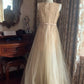 Robe de soirée rétro élégante en tulle champagne doré, sans manches, avec ceinture à nouer et traîne - Idéale pour un thé de l'après-midi ou des fiançailles NV6366