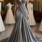 Robe de soirée élégante et raffinée à fines bretelles et décolleté plongeant | Robe longue sirène froncée en satin gris argenté, idéale pour un gala, un tapis rouge ou un événement professionnel haut de gamme (NV6277)